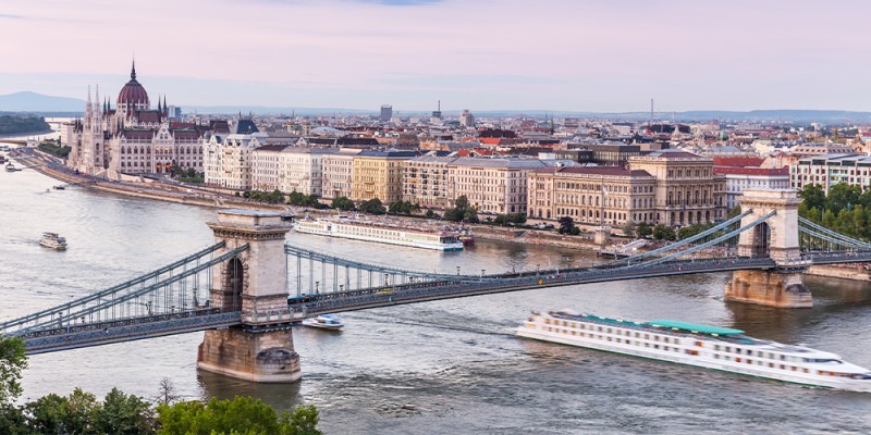 Kettenbrucke In Budapest